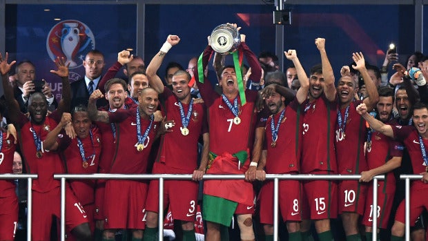 Cristiano alzando la Eurocopa junto a su compañeros de Portugal