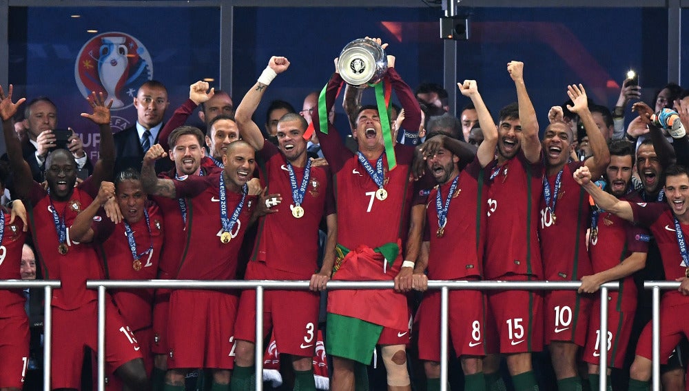 Cristiano alzando la Eurocopa junto a su compañeros de Portugal