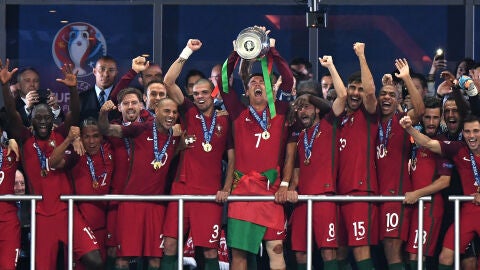 Cristiano alzando la Eurocopa junto a su compa&ntilde;eros de Portugal