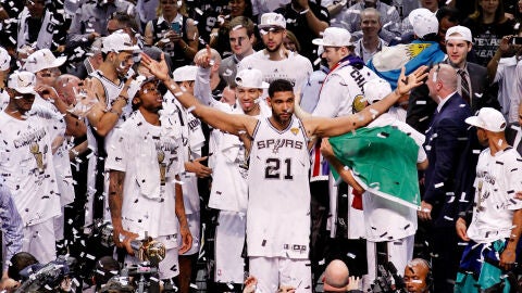 Tim Duncan celebra la victoria de los Spurs en las Finales de 2014