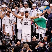 Tim Duncan celebra la victoria de los Spurs en las Finales de 2014