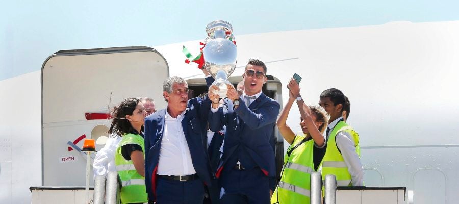 La selección portuguesa con el trofeo de la Eurocopa en el aeropuerto de Lisboa La selección portuguesa con el trofeo de la Eurocopa en el aeropuerto de Lisboa