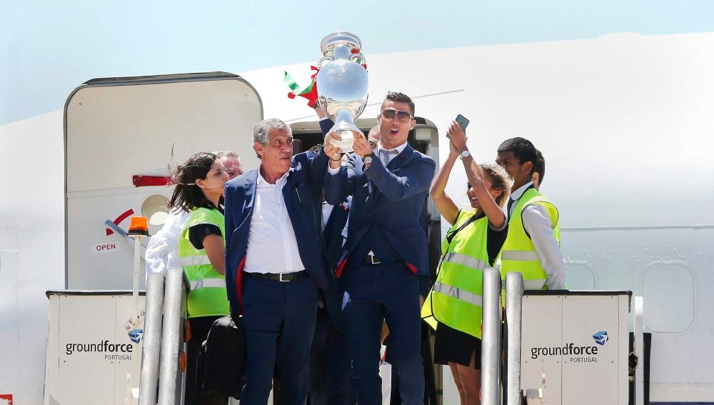 La selección portuguesa con el trofeo de la Eurocopa en el aeropuerto de Lisboa