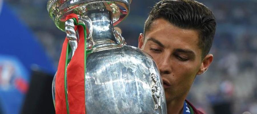 Cristiano Ronaldo celebra el triunfo de Portugal en la Eurocopa Cristiano Ronaldo celebra el triunfo de Portugal en la Eurocopa