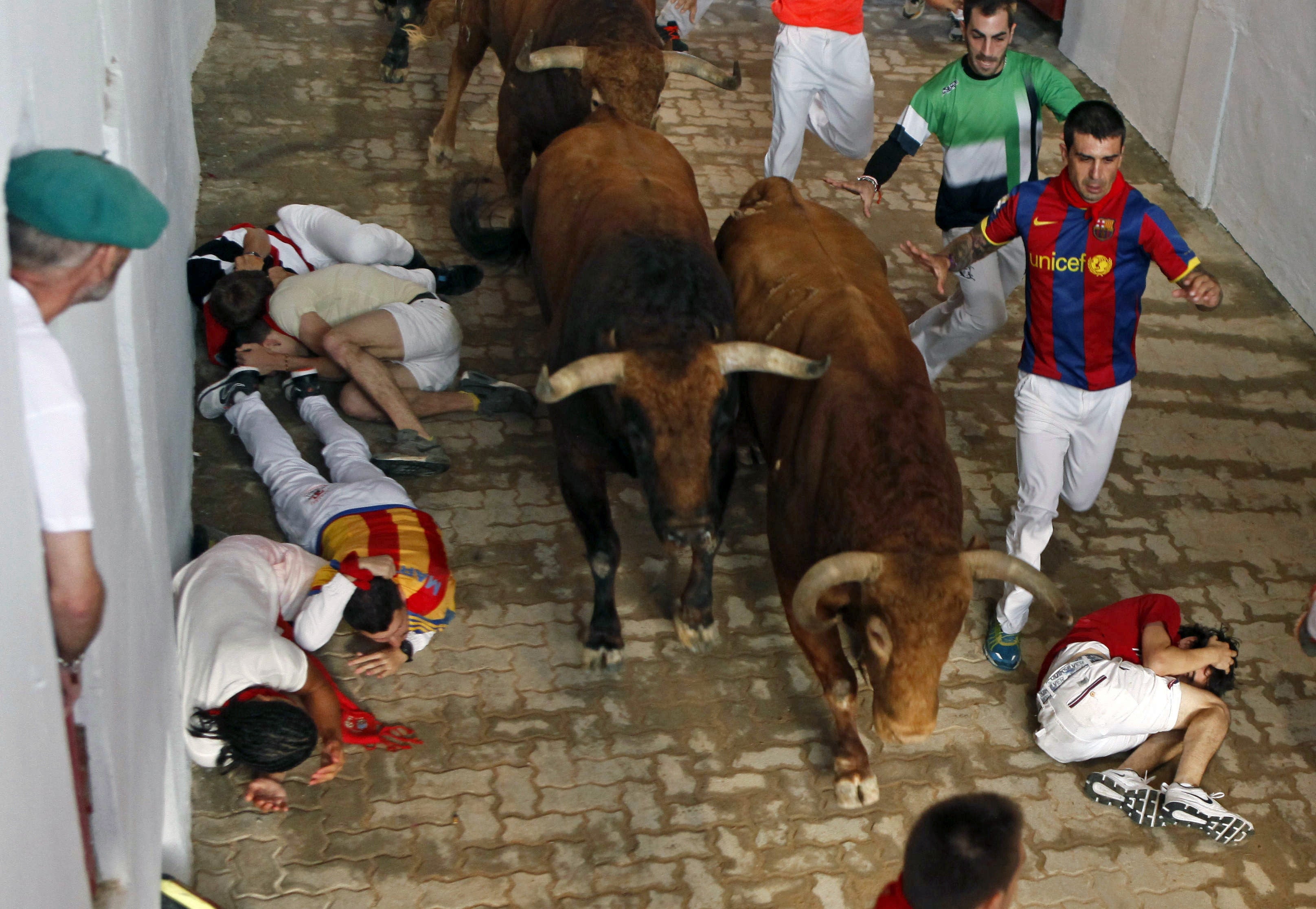 Carrera limpia a gran velocidad de los astados de Jandilla en San Fermín Carrera limpia a gran velocidad de los astados de Jandilla en San Fermín