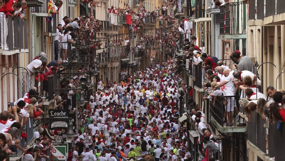 Los toros de Jandilla protagonizan una rápida y limpia carrera en el quinto encierro de San Fermín