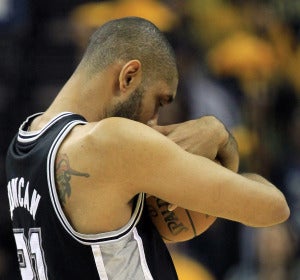 Tim Duncan sostiene el balón entre sus brazos, ritual que repitió antes de cada uno de sus 1643 partidos Tim Duncan sostiene el balón entre sus brazos, ritual que repitió antes de cada uno de sus 1643 partidos