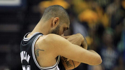 Tim Duncan sostiene el bal&oacute;n entre sus brazos, ritual que repiti&oacute; antes de cada uno de sus 1643 partidos