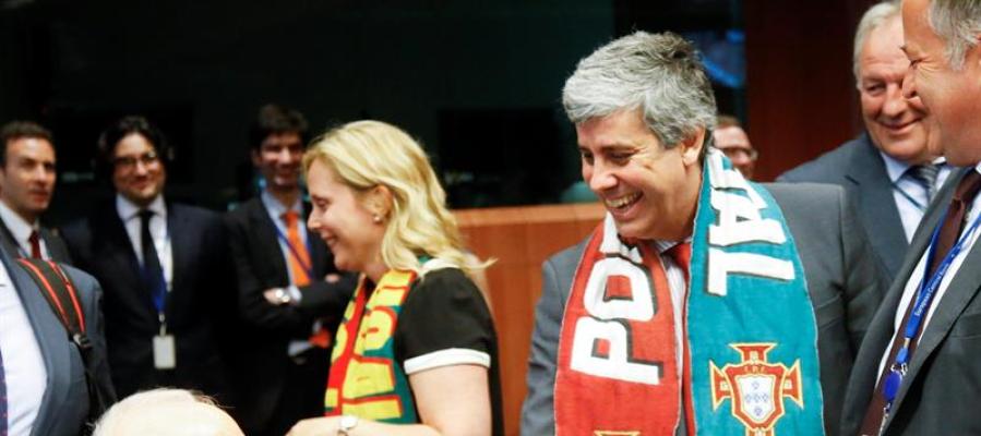 El ministro portugués Mario Centeno, acude al Eurogrupo con la bufanda de su selección El ministro portugués Mario Centeno, acude al Eurogrupo con la bufanda de su selección
