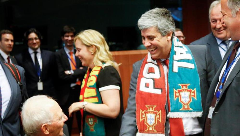 El ministro portugués Mario Centeno, acude al Eurogrupo con la bufanda de su selección