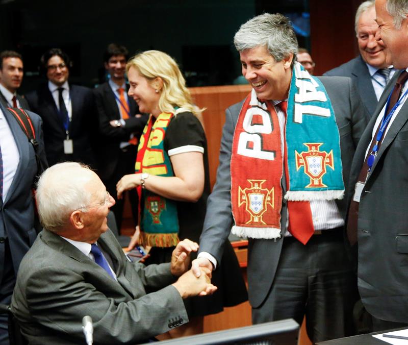 El ministro de Finanzas portugués acude al Eurogrupo con la bufanda de su selección El ministro de Finanzas portugués acude al Eurogrupo con la bufanda de su selección