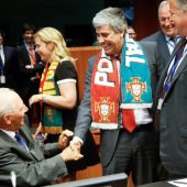 El ministro portugués Mario Centeno, acude al Eurogrupo con la bufanda de su selección