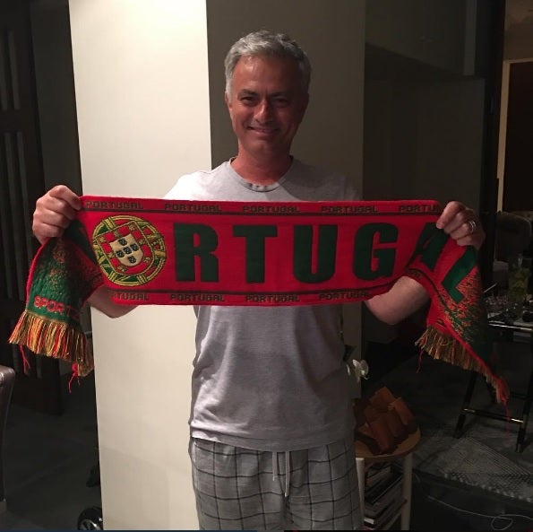 Mourinho celebra la victoria de Portugal en pijama Mourinho celebra la victoria de Portugal en pijama