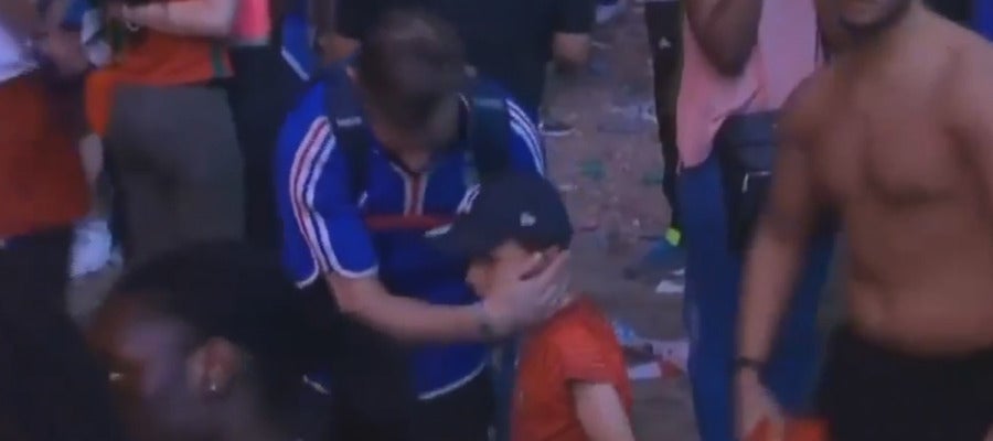 Niño portugués consuela a un aficionado francés Niño portugués consuela a un aficionado francés