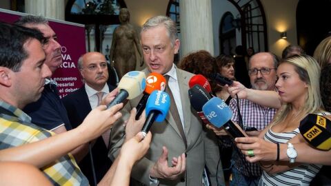 El embajador del Reino Unido en Espa&ntilde;a, Simon Manley, atiende a los periodistas
