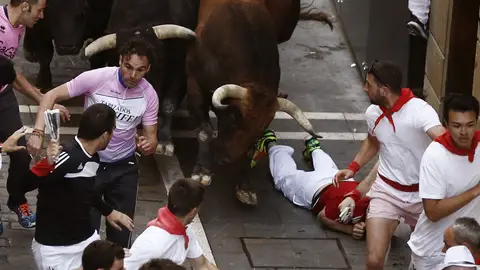 5º encierro | San Fermín 2016 El hermanamiento de los toros, su velocidad y la menor presencia de corredores, tras los multitudinarios encierros del fin de semana, han propiciado bonitas carreras