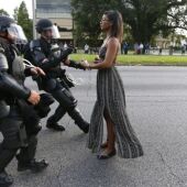 La imagen de una mujer negra frente a la Policía durantes la protestas en EEuU contra la violencia racial conmueve al mundo