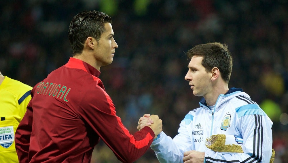 Cristiano Ronaldo y Leo Messi se saludan antes de un partido
