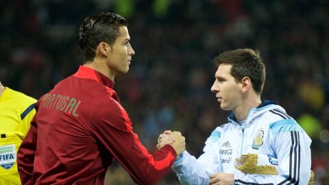 Cristiano Ronaldo y Leo Messi se saludan antes de un partido