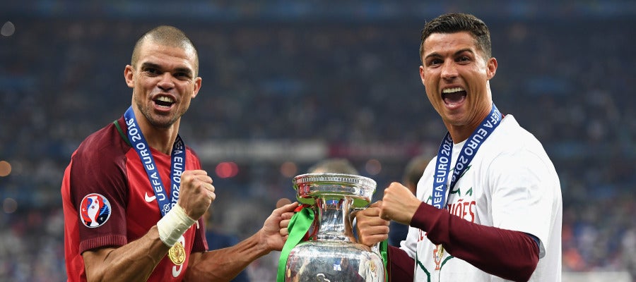 Cristiano Ronaldo y Pepe posan con la Eurocopa durante la celebración en Saint-Denis Cristiano Ronaldo y Pepe posan con la Eurocopa durante la celebración en Saint-Denis