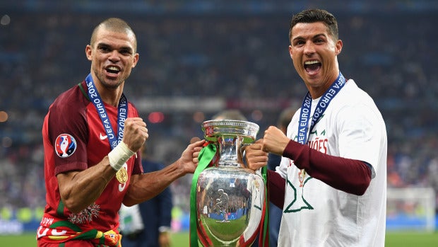 Cristiano Ronaldo y Pepe posan con la Eurocopa durante la celebración en Saint-Denis