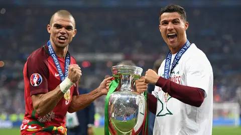Cristiano Ronaldo y Pepe posan con la Eurocopa durante la celebración en Saint-Denis Cristiano Ronaldo y Pepe posan con la Eurocopa durante la celebración en Saint-Denis