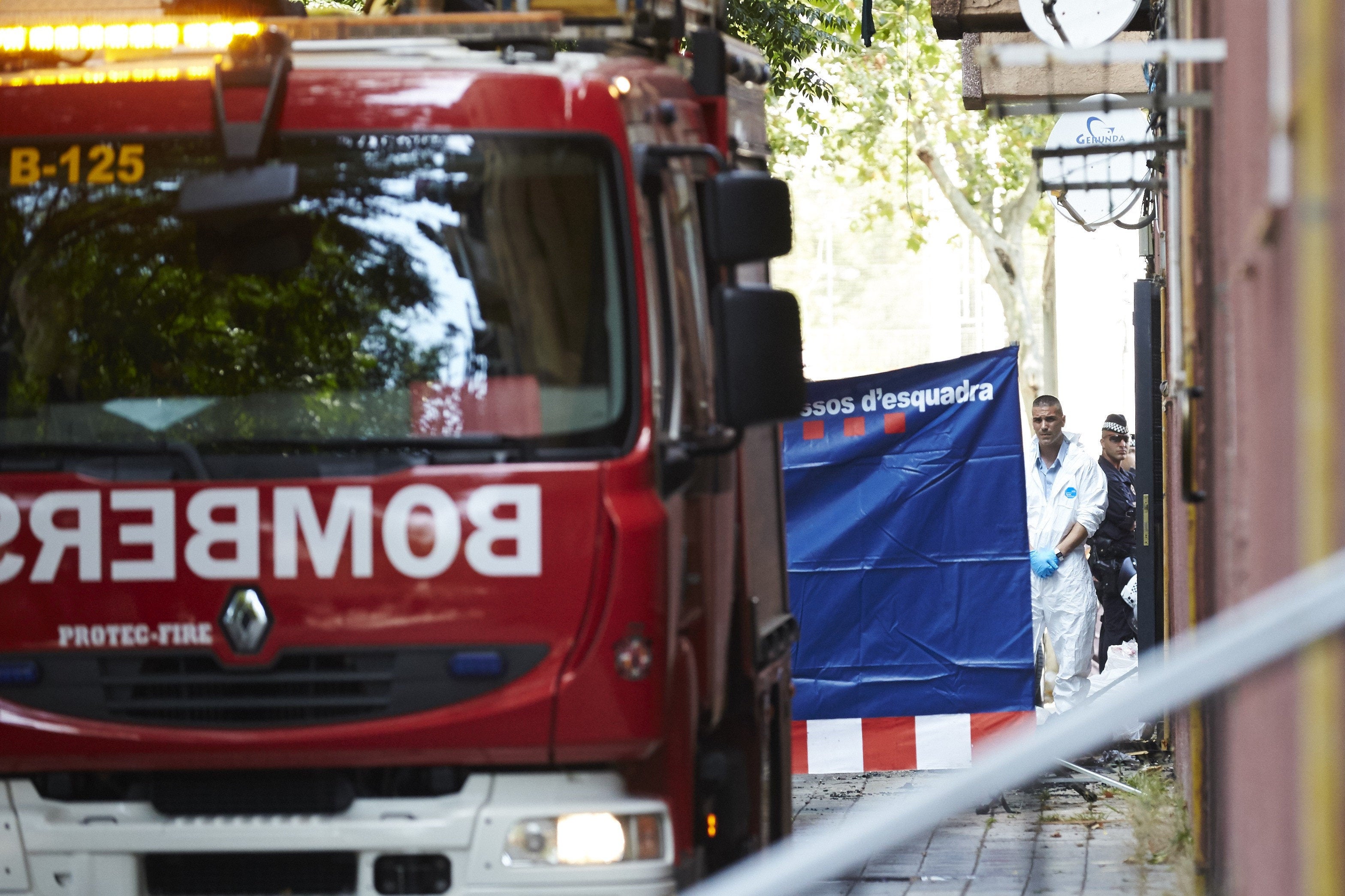 Se incendia una nave de reciclaje en la Zona Franca de Barcelona Se incendia una nave de reciclaje en la Zona Franca de Barcelona