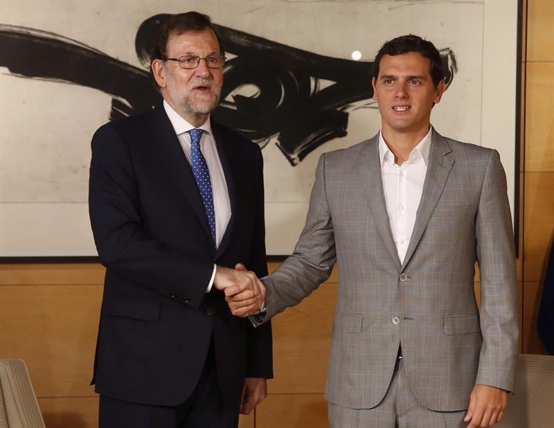 La tertulia: Rajoy y Rivera acercan posturas en las negociaciones de gobierno La tertulia: Rajoy y Rivera acercan posturas en las negociaciones de gobierno