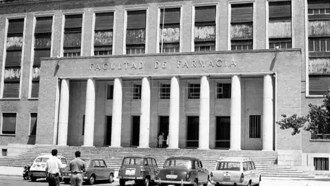 Fotografía de 1967 de la entrada principal de la Facultad de Farmacia de la Universidad Complutense de Madrid Fotografía de 1967 de la entrada principal de la Facultad de Farmacia de la Universidad Complutense de Madrid