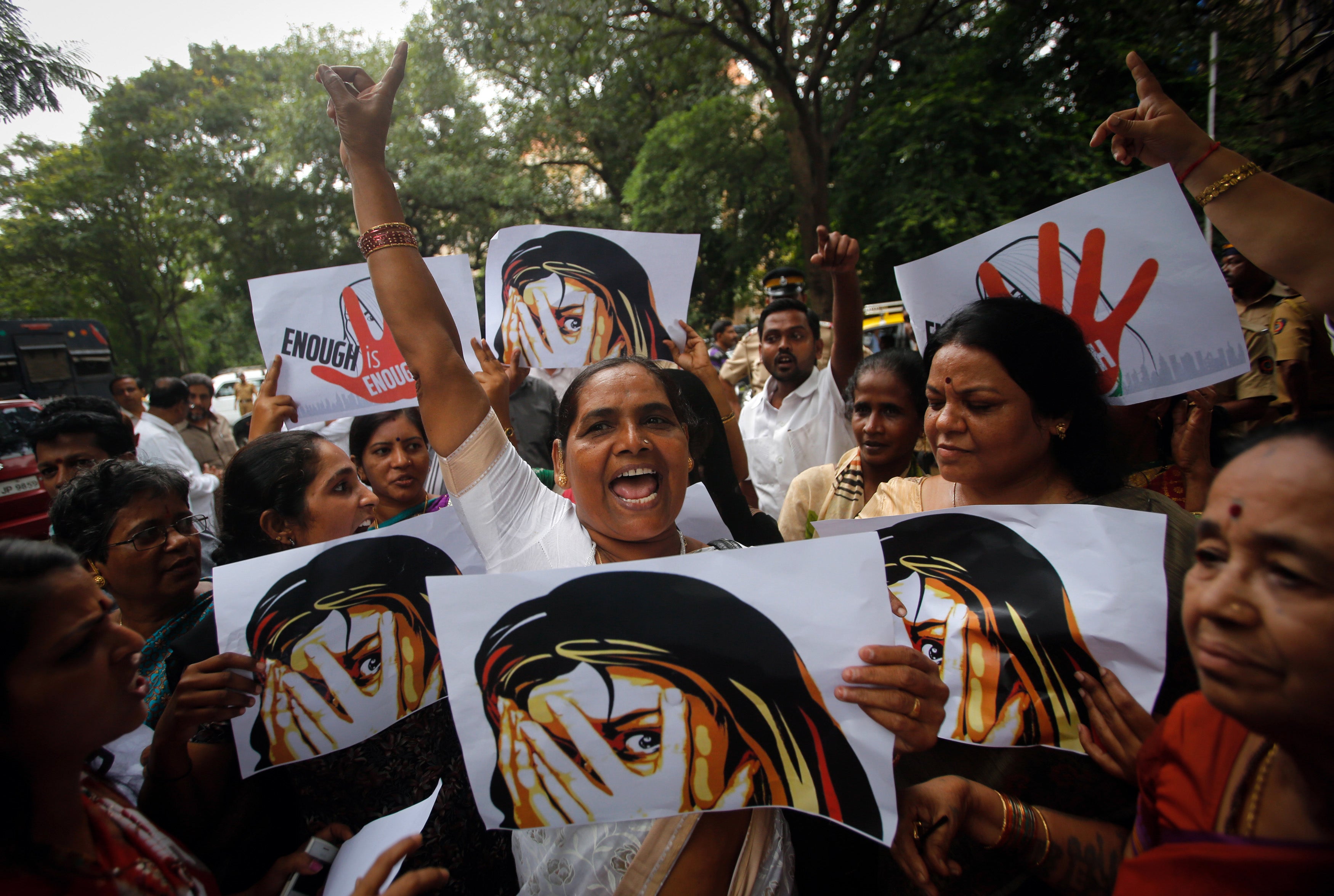 Detienen a 14 personas por violar y prender fuego a una niña en la India Detienen a 14 personas por violar y prender fuego a una niña en la India