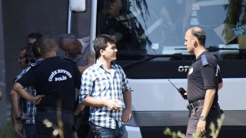 La polic&iacute;a turca escolta a varios soldados acusados de planear el golpe de estado fallido, en Ankara