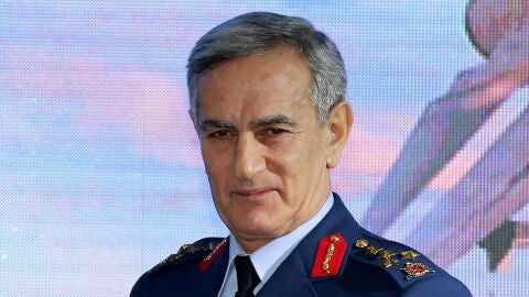El general Akin &Oacute;zt&uuml;rk