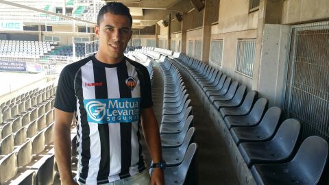 Enrique posa como futbolista albinegro