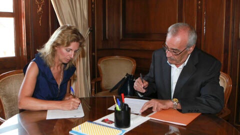 La alcaldesa de Castell&oacute;n, Amparo Marco, en la firma del convenio con la empresa adjudicataria.