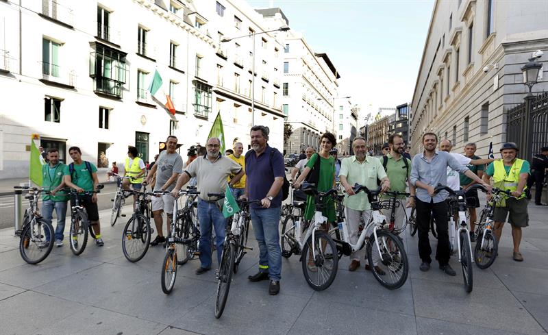 Diputados de Equo llegan en bici al Congreso en defensa de la política verde Diputados de Equo llegan en bici al Congreso en defensa de la política verde