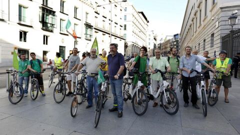 Los diputados de Equo llegan al Congreso en bicicleta