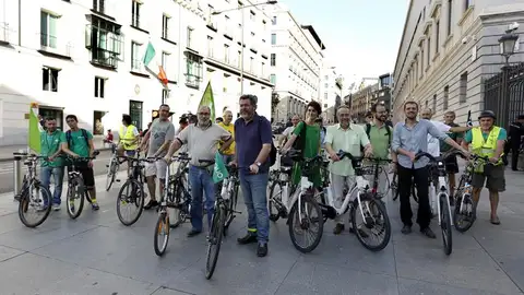 Los diputados de Equo llegan al Congreso en bicicleta Los diputados de Equo llegan al Congreso en bicicleta