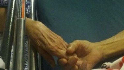 Mueren cogidos de la mano.