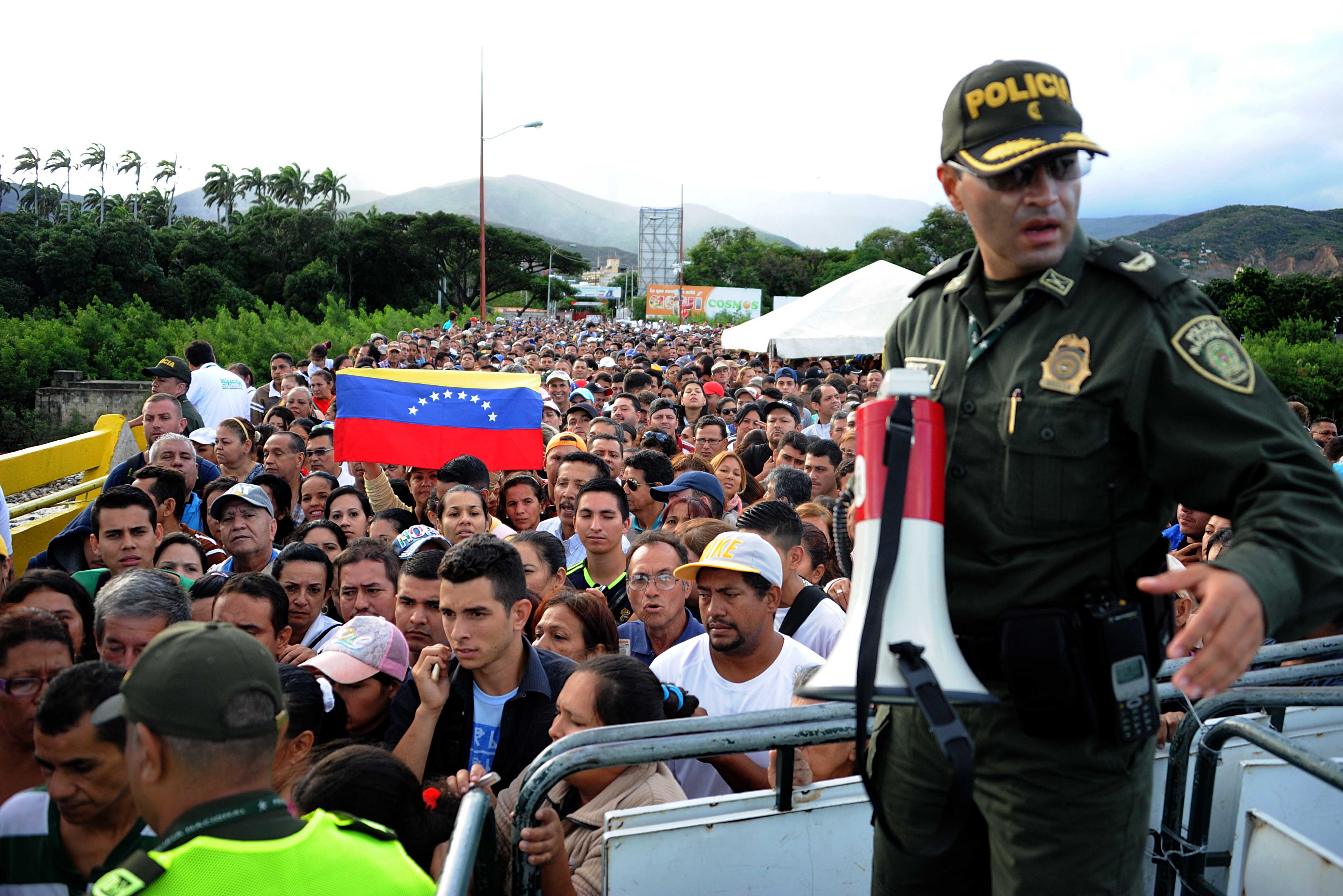 Miles de venezolanos entran a Colombia tras reapertura de la frontera común Miles de venezolanos entran a Colombia tras reapertura de la frontera común