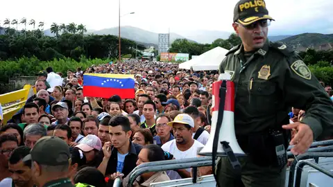 Paso fronterizo entre Colombia y Venezuela Paso fronterizo entre Colombia y Venezuela