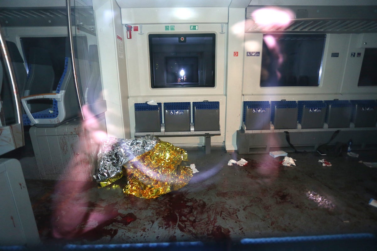 Identifican al autor del ataque en un tren regional de Alemania como un joven afgano solicitante de asilo Identifican al autor del ataque en un tren regional de Alemania como un joven afgano solicitante de asilo