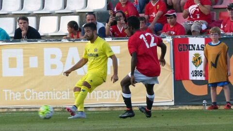 Jaume Costa conduce la pelota en un partido del Villarreal