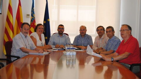 Reuni&oacute; de l'alcalde de Vila-real, Jos&eacute; Benlloch, i el concejal de Territorio, Emilio M. Obiol, amb l'Associaci&oacute; de Transportistes de Vila-real.