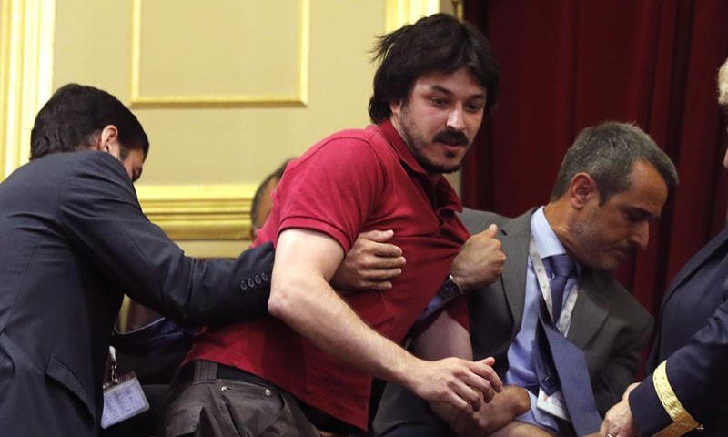 Una víctima del Alvia lanza un papel de protesta a Ana Pastor desde la tribuna Una víctima del Alvia lanza un papel de protesta a Ana Pastor desde la tribuna