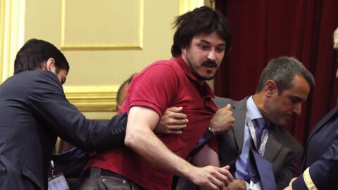 Un miembro de la plataforma de v&iacute;ctimas del accidente del Alvia ha lanzado desde la tribuna de invitados del Congreso un papel de protesta contra la elecci&oacute;n de Ana Pastor como presidenta del Congreso