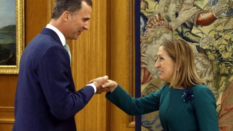 La presidenta del Congreso saluda al Rey. 