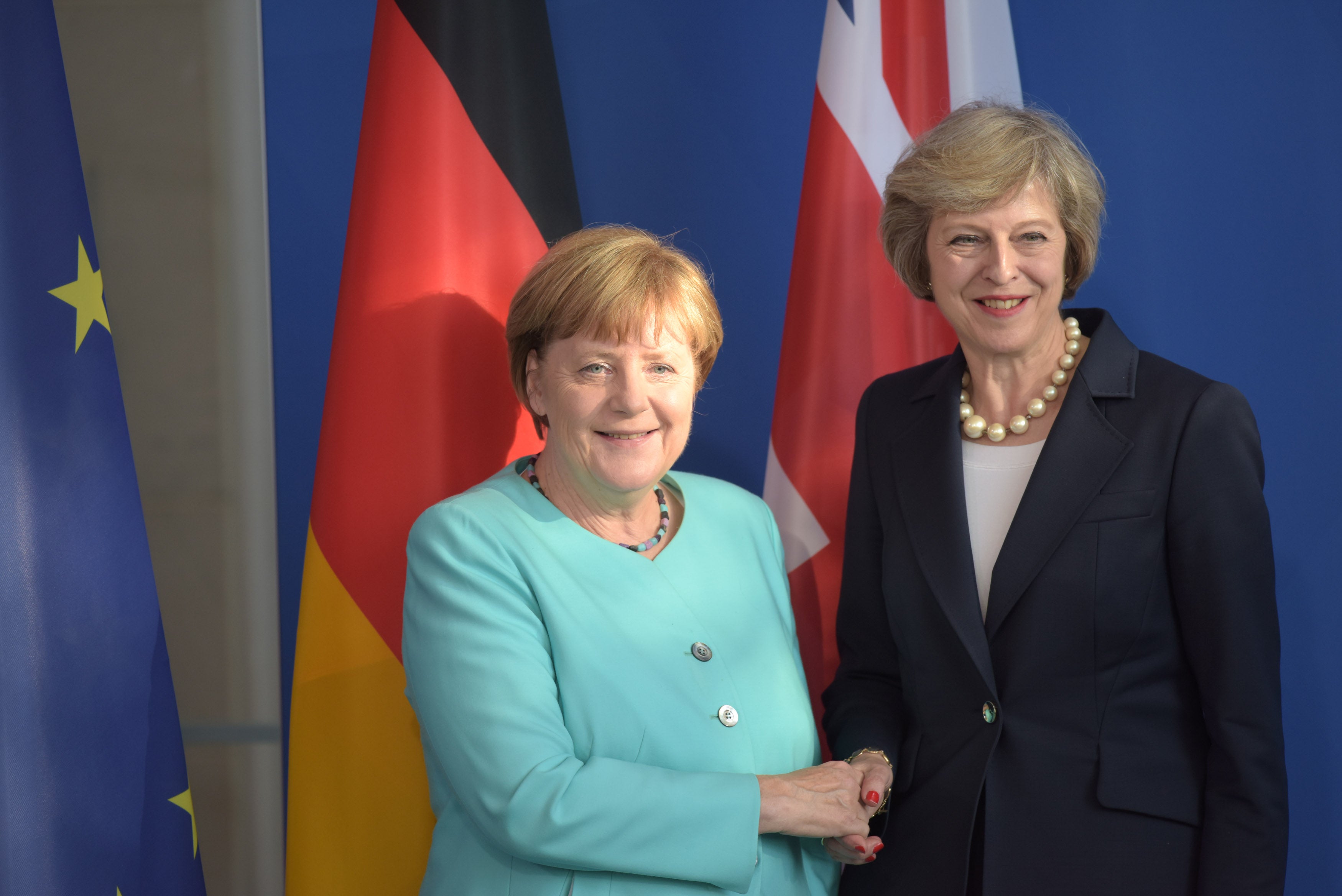 May dice que no activará la salida del Reino Unido de la UE antes de fin de año May dice que no activará la salida del Reino Unido de la UE antes de fin de año