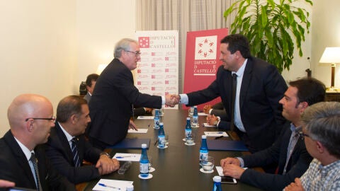 El presidente de la Diputaci&oacute;n de Castell&oacute;n, Javier Moliner, y el presidente de la Diputaci&oacute;n de Tarragona, Josep Poblet, firman un acuerdo para mejorar las carreteras en la zona lim&iacute;trofe de ambas provincias