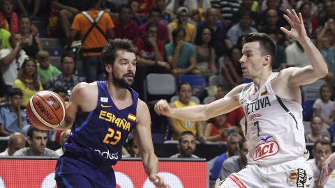 Sergio Llull, en acci&oacute;n ante Adas Juskevicius