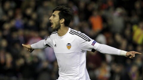 Andr&eacute; Gomes celebra un gol con el Valencia